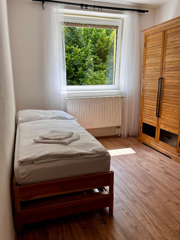 Ložnice s výhledem do zeleně