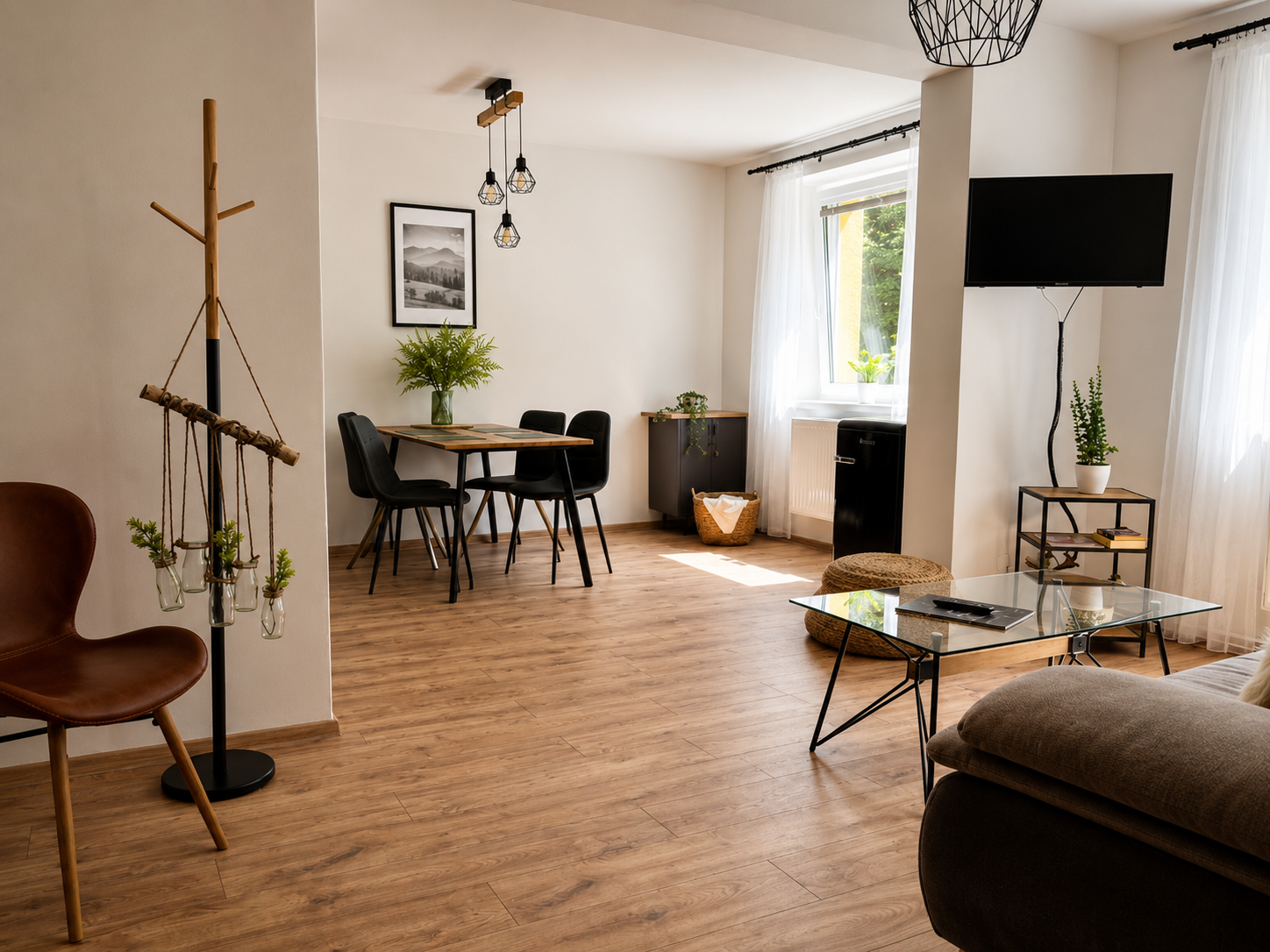 Obývací pokoj s jídelním koutem, TV a designovým osvětlením