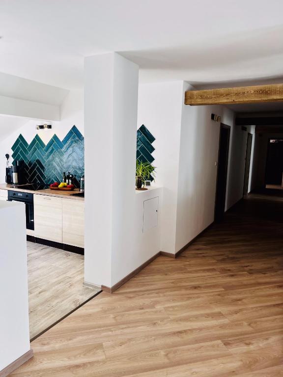 Kuchyňská linka a vstup do chodby